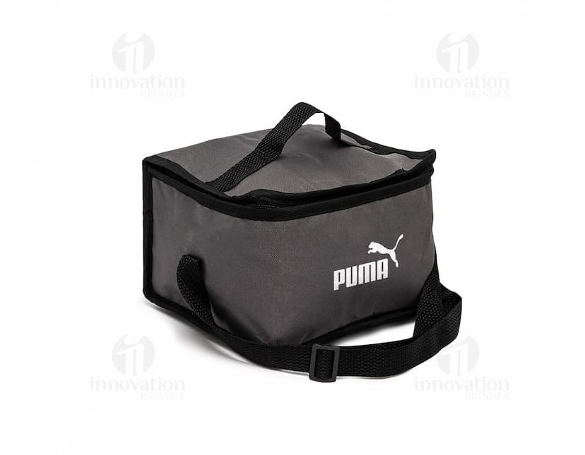 Bolsa térmica de 8 litros em couro preto, com alça única, fecho de zíper e detalhes em metal. Ideal para armazenar alimentos ou bebidas. Elegante e moderna, perfeita para viagens e passeios.