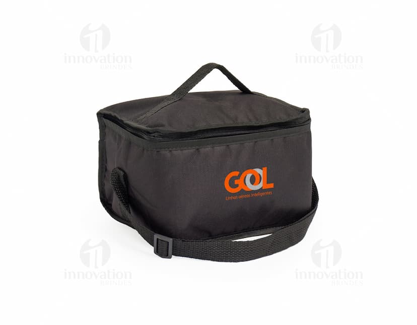 Bolsa térmica preta de 8 litros, em couro, com alça de mão, zíper, moderna e elegante, indicada para viagens e para armazenar alimentos ou bebidas.