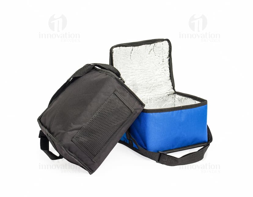 Imagem de uma bolsa térmica de 8 litros em cor preta e marrom, feita de couro com alças e alça de ombro. A bolsa tem um design moderno e elegante, adequado para o transporte de alimentos ou medicamentos.