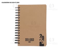 Foto de uma agenda diária para o ano de 2025, com capa castanha e textura de papel antigo. A agenda possui espiral, páginas