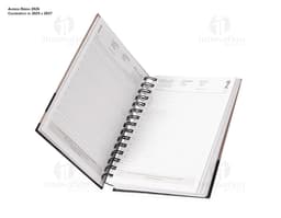 Agenda Diária 2025 com capa dura preta, marcador de página e páginas em branco para anotações.