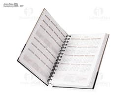 Agenda Diária 2025 com capa dura preta, marcador de página e páginas em branco para anotações.