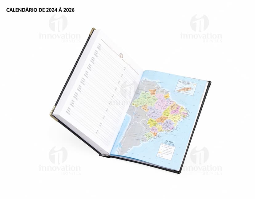 Agenda Diária 2025 em couro marrom com detalhes em metal, espaço em branco para anotações.