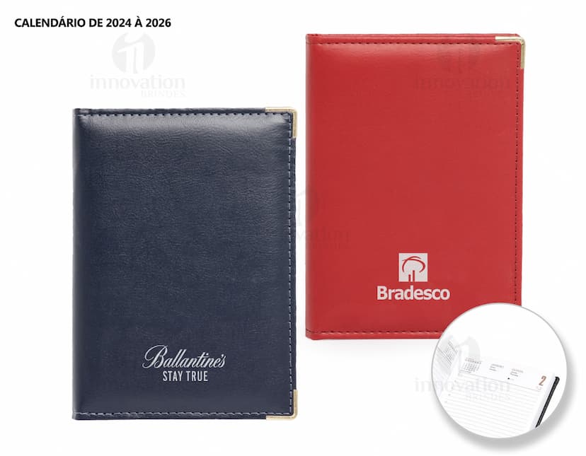 Agenda Diária 2025 em couro marrom com detalhes em metal, espaço em branco para anotações.