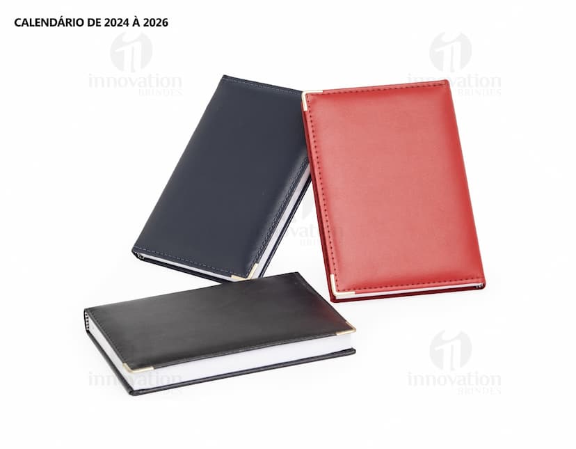 Agenda Diária 2025 em couro marrom com detalhes em metal, espaço em branco para anotações.