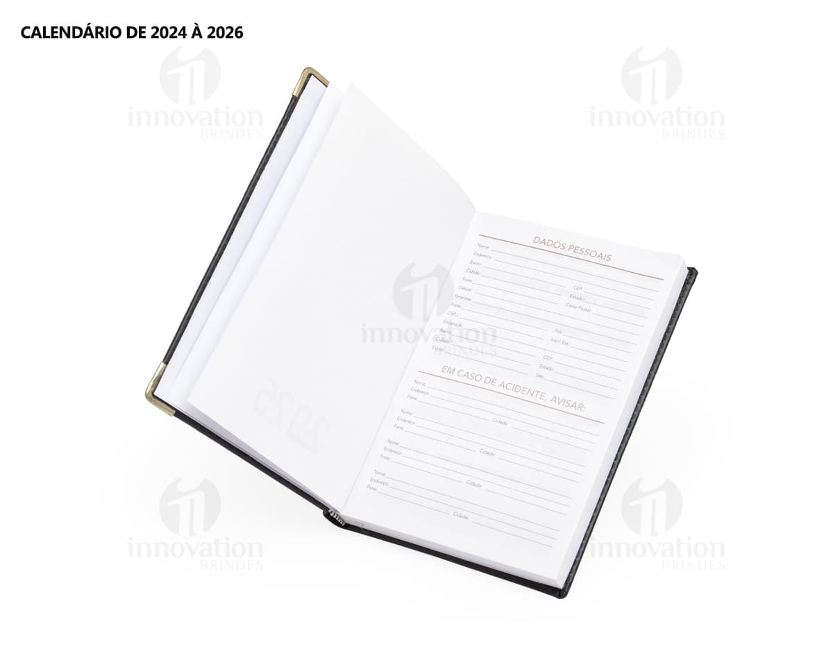 Agenda Diária 2025 em couro marrom com detalhes em metal, espaço em branco para anotações.