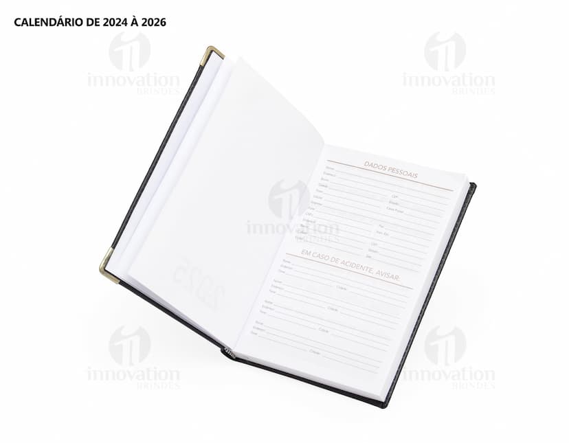 Agenda Diária 2025 em couro marrom com detalhes em metal, espaço em branco para anotações.