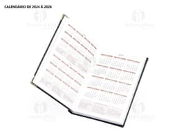 Agenda Diária 2025 em couro marrom com detalhes em metal, espaço em branco para anotações.