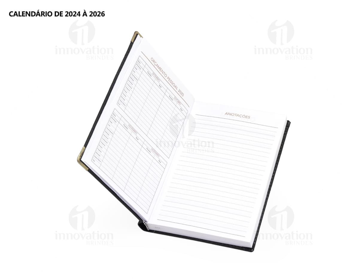 Agenda Diária 2025 em couro marrom com detalhes em metal, espaço em branco para anotações.