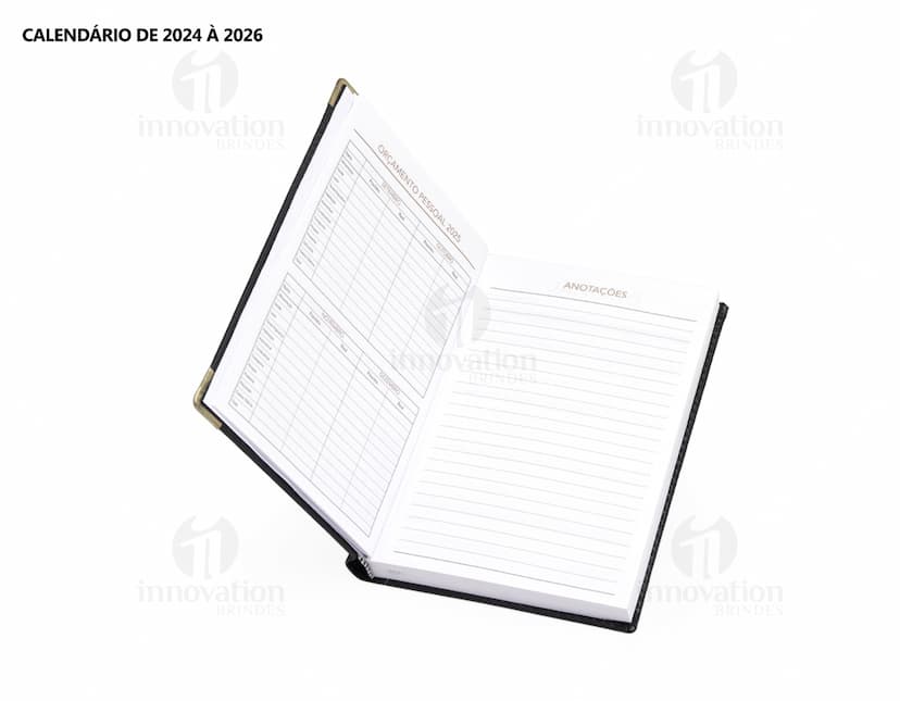 Agenda Diária 2025 em couro marrom com detalhes em metal, espaço em branco para anotações.