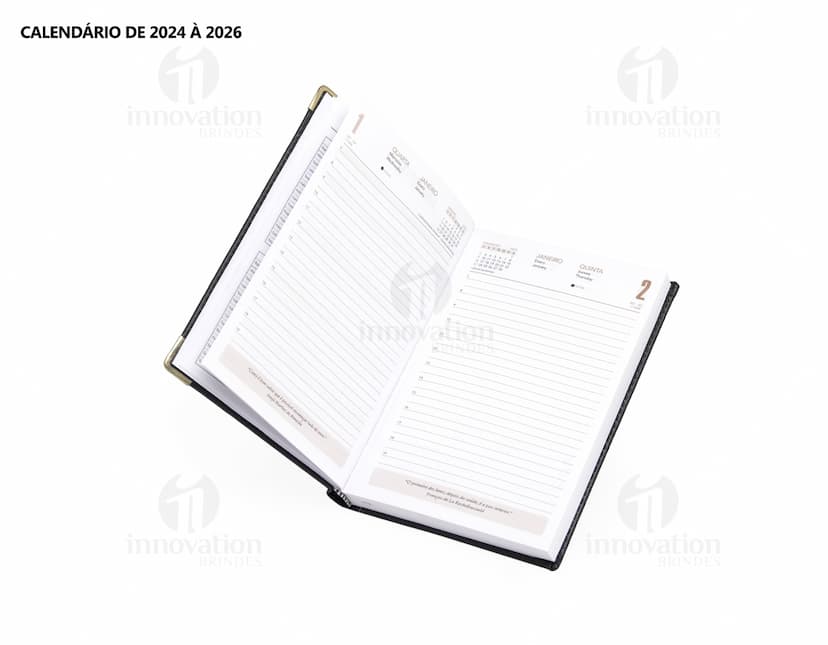 Agenda Diária 2025 em couro marrom com detalhes em metal, espaço em branco para anotações.