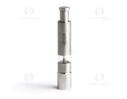 Triturador de tempero feito de metal prateado, com design moderno e tecnológico. O dispositivo possui um recipiente de