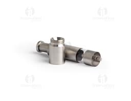 Triturador de tempero feito de metal prateado, com design moderno e tecnológico. O dispositivo possui um recipiente de