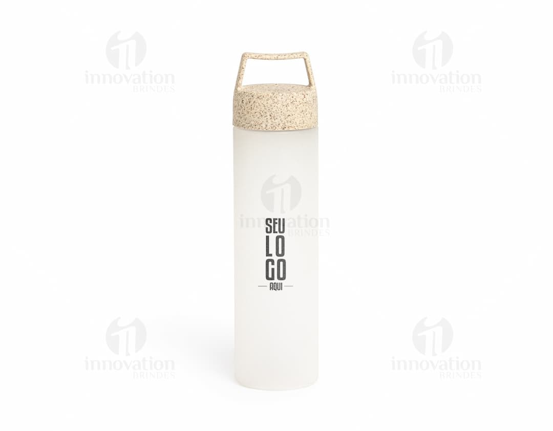 Garrafa plástica de 650ml para armazenar líquidos, como água, sucos, refrigerantes, entre outros. A garrafa é transparente, de cor amarela, com um design prático e clean, ideal para o dia a dia. Possui tampa de rosca para facilitar o fechamento e prevenir vazamentos.