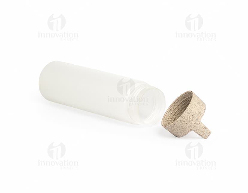 Garrafa plástica de 650ml para armazenar líquidos, como água, sucos, refrigerantes, entre outros. A garrafa é transparente, de cor amarela, com um design prático e clean, ideal para o dia a dia. Possui tampa de rosca para facilitar o fechamento e prevenir vazamentos.