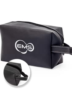 Bolsa de couro sintético preto com fecho de zíper, adequada para armazenar e transportar objetos pessoais, como carteira, dinheiro, documentos e acessórios. Ideal para viagens, negócios e demais situações em que é necessário manter os pertences organizados e seguros.