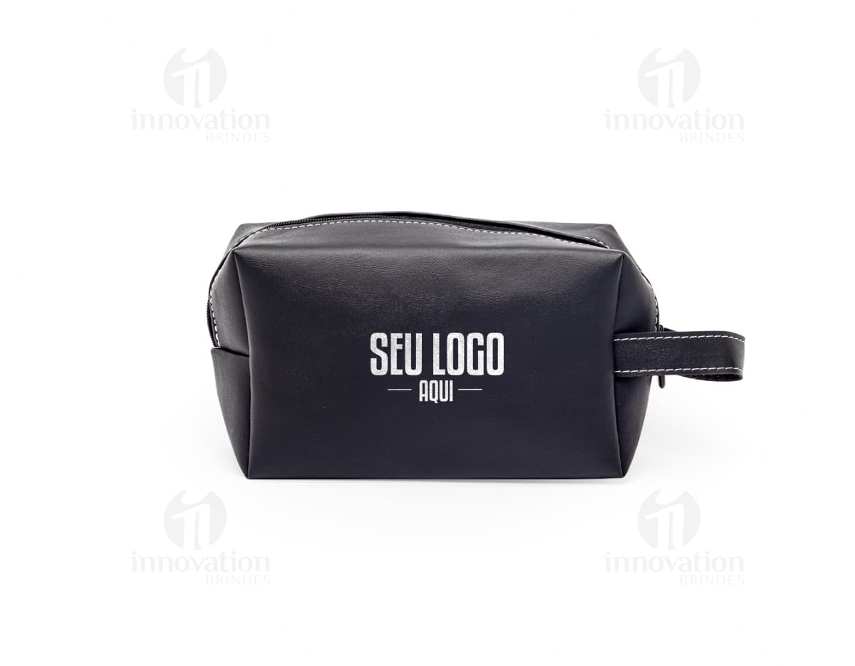Bolsa de couro sintético preto com fecho de zíper, adequada para armazenar e transportar objetos pessoais, como carteira, dinheiro, documentos e acessórios. Ideal para viagens, negócios e demais situações em que é necessário manter os pertences organizados e seguros.