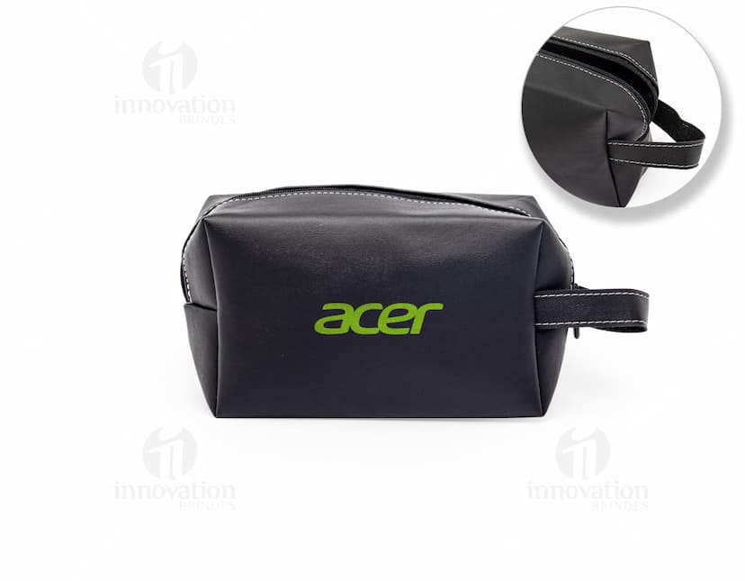 Bolsa de couro sintético preto com fecho de zíper, adequada para armazenar e transportar objetos pessoais, como carteira, dinheiro, documentos e acessórios. Ideal para viagens, negócios e demais situações em que é necessário manter os pertences organizados e seguros.