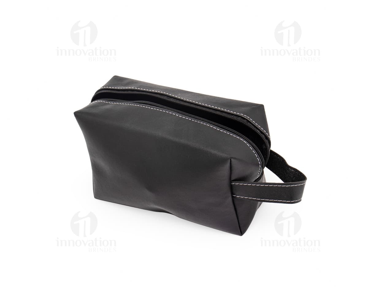 Bolsa de couro sintético preto com fecho de zíper, adequada para armazenar e transportar objetos pessoais, como carteira, dinheiro, documentos e acessórios. Ideal para viagens, negócios e demais situações em que é necessário manter os pertences organizados e seguros.