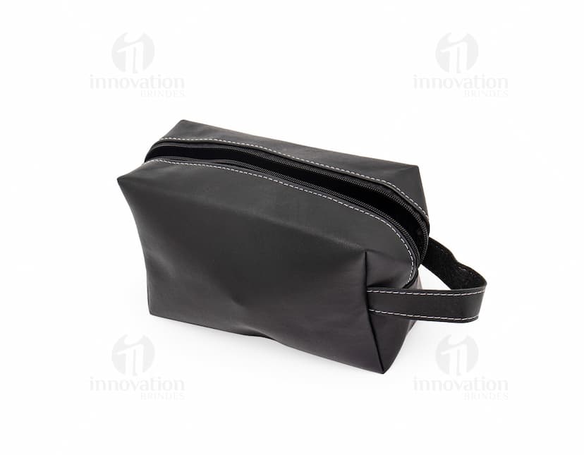 Bolsa de couro sintético preto com fecho de zíper, adequada para armazenar e transportar objetos pessoais, como carteira, dinheiro, documentos e acessórios. Ideal para viagens, negócios e demais situações em que é necessário manter os pertences organizados e seguros.