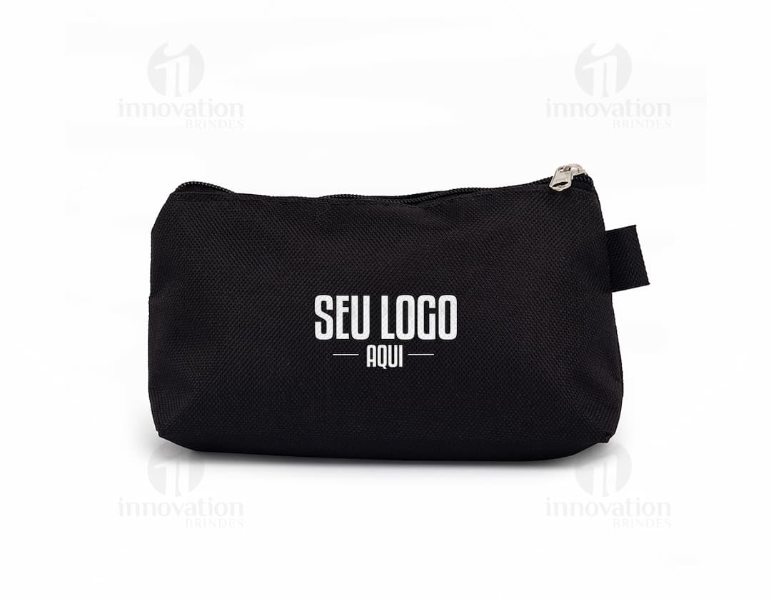 Nécessaire Nylon preto com textura de couro, ideal para armazenar dinheiro, cartões e documentos. Fechamento com zíper, alça para transporte e compartimento interno espaçoso. Perfeito para levar em viagens, para o trabalho ou para o dia a dia.