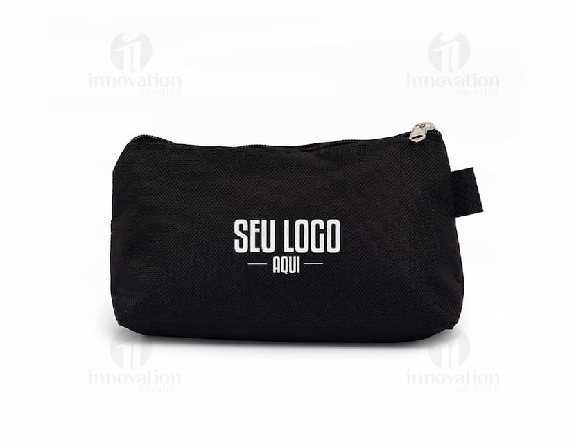 Nécessaire Nylon preto com textura de couro, ideal para armazenar dinheiro, cartões e documentos. Fechamento com zíper, alça para transporte e compartimento interno espaçoso. Perfeito para levar em viagens, para o trabalho ou para o dia a dia.