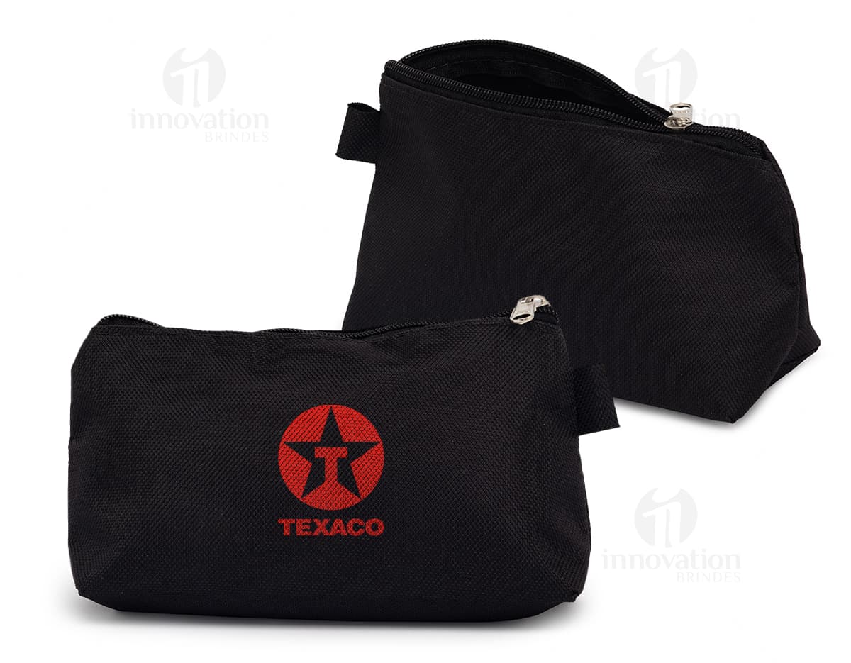 Nécessaire Nylon preto com textura de couro, ideal para armazenar dinheiro, cartões e documentos. Fechamento com zíper, alça para transporte e compartimento interno espaçoso. Perfeito para levar em viagens, para o trabalho ou para o dia a dia.