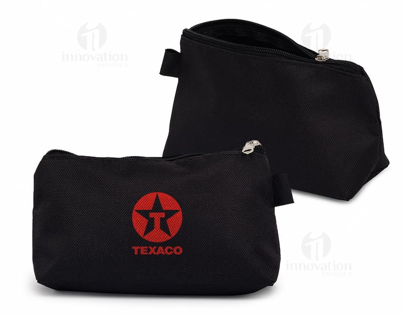 Nécessaire Nylon preto com textura de couro, ideal para armazenar dinheiro, cartões e documentos. Fechamento com zíper, alça para transporte e compartimento interno espaçoso. Perfeito para levar em viagens, para o trabalho ou para o dia a dia.