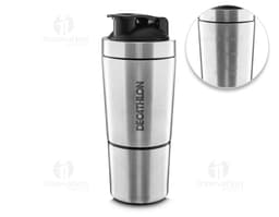 Garrafa coqueteleira de 750ml, em metal prateado, brilhante e limpa, com tampa e design elegante.