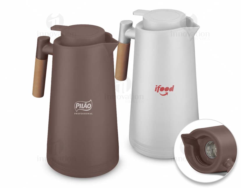 Garrafa térmica de 1 litro, feita de plástico e metal, com tampa e design preto. Perfeita para manter líquidos quentes ou frios por longos períodos. Ideal para uso na cozinha, banheiro ou em qualquer ambiente.