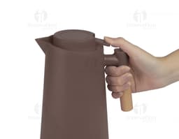 Garrafa térmica de 1 litro, feita de plástico e metal, com tampa e design preto. Perfeita para manter líquidos quentes ou