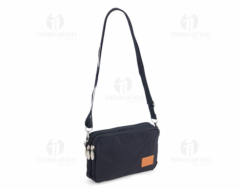 Mini Bolsa Transversal de Nylon preta, ideal para viagens e negócios. Possui alça ajustável, fecho em zíper e design moderno e elegante. Ótima opção para transporte de dinheiro e objetos pessoais com segurança.