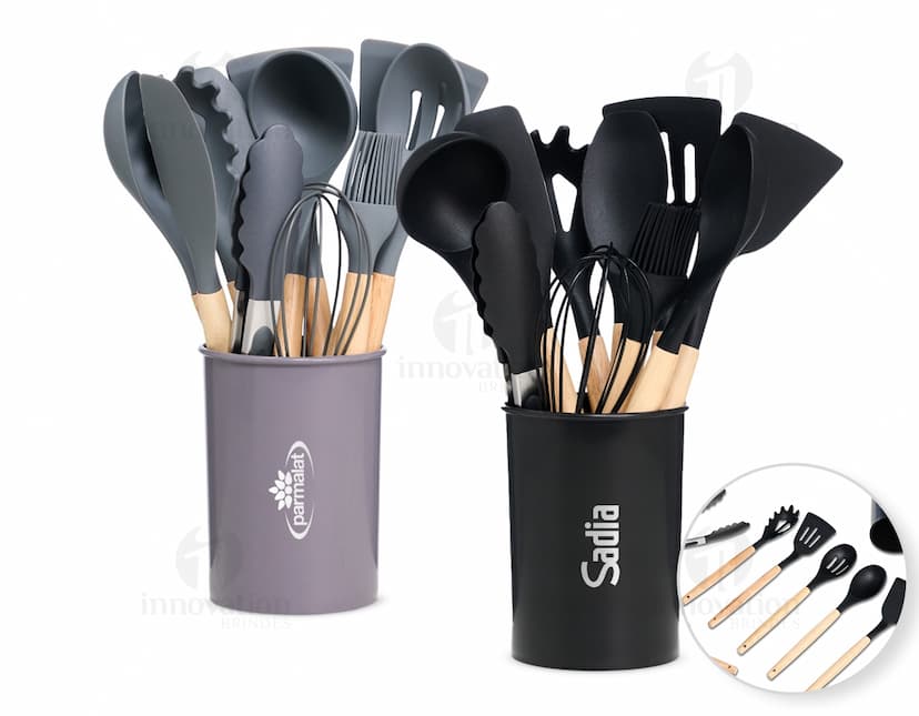 Kit de Utensílios de Cozinha com 12 peças, incluindo shopper, espátula, colher, garfo, faca, entre outros. O design colorido e brilhante é perfeito para festas e celebrações, além de ser um ótimo presente para chefs e entusiastas da culinária. Ideal para uso em restaurantes, escritórios ou em casa.