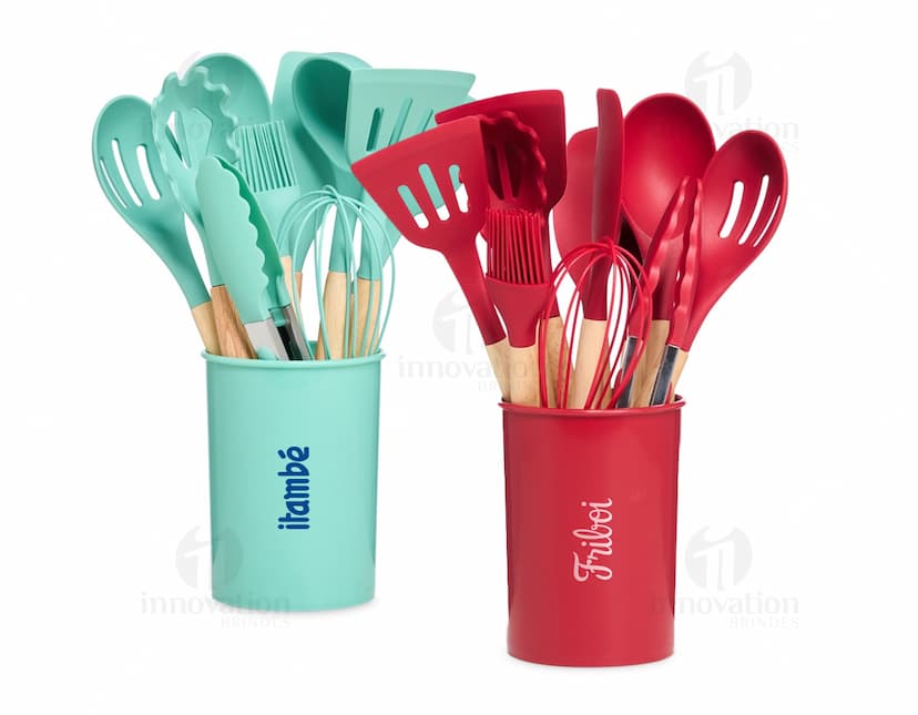 Kit de Utensílios de Cozinha com 12 peças, incluindo shopper, espátula, colher, garfo, faca, entre outros. O design colorido e brilhante é perfeito para festas e celebrações, além de ser um ótimo presente para chefs e entusiastas da culinária. Ideal para uso em restaurantes, escritórios ou em casa.