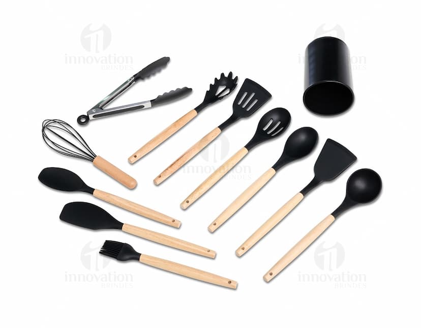 Kit de Utensílios de Cozinha com 12 peças, incluindo shopper, espátula, colher, garfo, faca, entre outros. O design colorido e brilhante é perfeito para festas e celebrações, além de ser um ótimo presente para chefs e entusiastas da culinária. Ideal para uso em restaurantes, escritórios ou em casa.