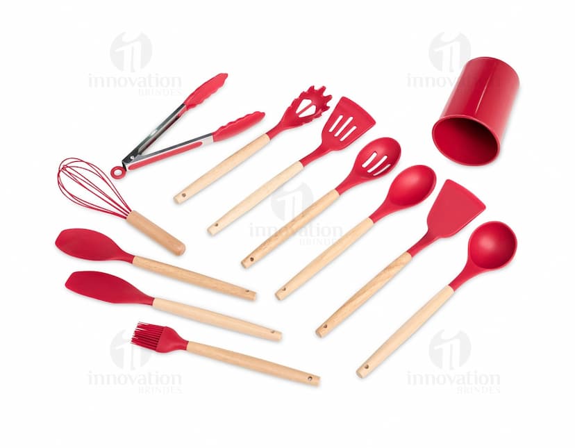 Kit de Utensílios de Cozinha com 12 peças, incluindo shopper, espátula, colher, garfo, faca, entre outros. O design colorido e brilhante é perfeito para festas e celebrações, além de ser um ótimo presente para chefs e entusiastas da culinária. Ideal para uso em restaurantes, escritórios ou em casa.