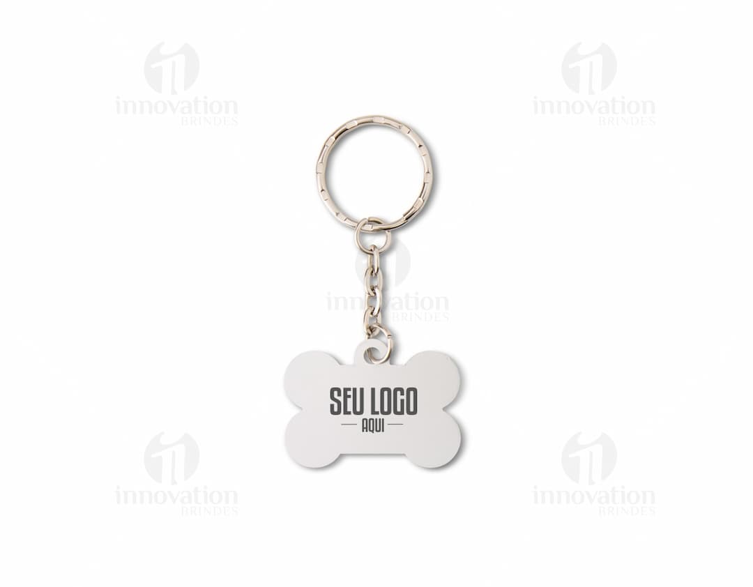 Chaveiro de metal decorado com correntes, algema, cadeado, chave e outros elementos em metal preciosos, como ouro e prata. O design é elegante e luxuoso, com detalhes em formato de coração e gemas. Um acessório fashion e simbólico, que remete a segurança, justiça e romance. Ideal para presentear e demonstrar amor e estilo.