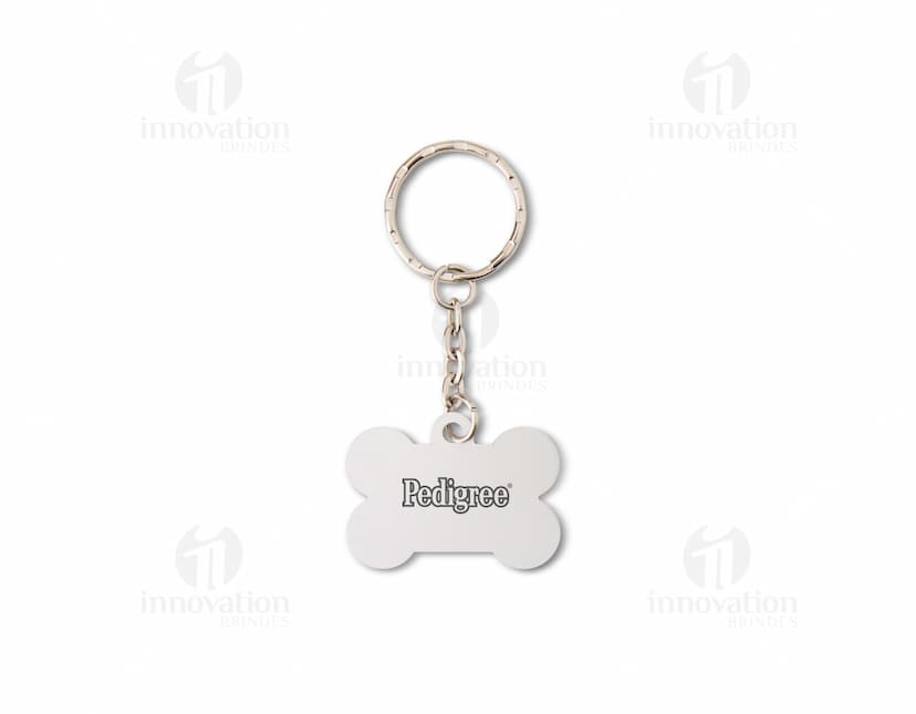 Chaveiro de metal decorado com correntes, algema, cadeado, chave e outros elementos em metal preciosos, como ouro e prata. O design é elegante e luxuoso, com detalhes em formato de coração e gemas. Um acessório fashion e simbólico, que remete a segurança, justiça e romance. Ideal para presentear e demonstrar amor e estilo.