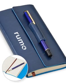Kit para anotações com caneta, bloco de notas, papel em branco e diversos materiais de escrita e desenho, ideal para uso em escritórios, escolas e ambientes de trabalho. Inclui caneta esferográfica, lápis, caneta-tinteiro, entre outros itens de papelaria. Perfeito para organização, estudo, finanças e planejamento.