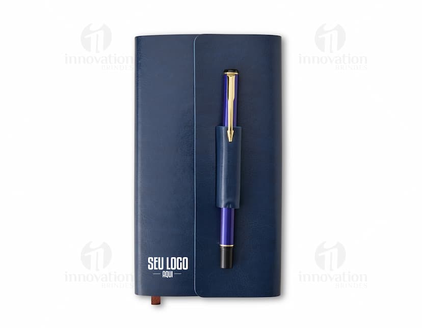 Kit para anotações com caneta, bloco de notas, papel em branco e diversos materiais de escrita e desenho, ideal para uso em escritórios, escolas e ambientes de trabalho. Inclui caneta esferográfica, lápis, caneta-tinteiro, entre outros itens de papelaria. Perfeito para organização, estudo, finanças e planejamento.