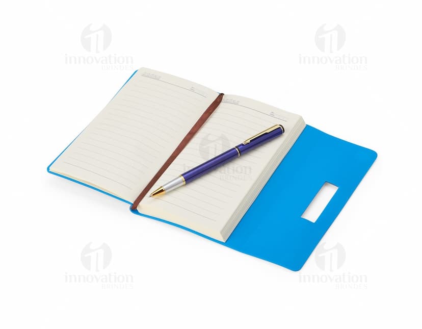 Kit para anotações com caneta, bloco de notas, papel em branco e diversos materiais de escrita e desenho, ideal para uso em escritórios, escolas e ambientes de trabalho. Inclui caneta esferográfica, lápis, caneta-tinteiro, entre outros itens de papelaria. Perfeito para organização, estudo, finanças e planejamento.