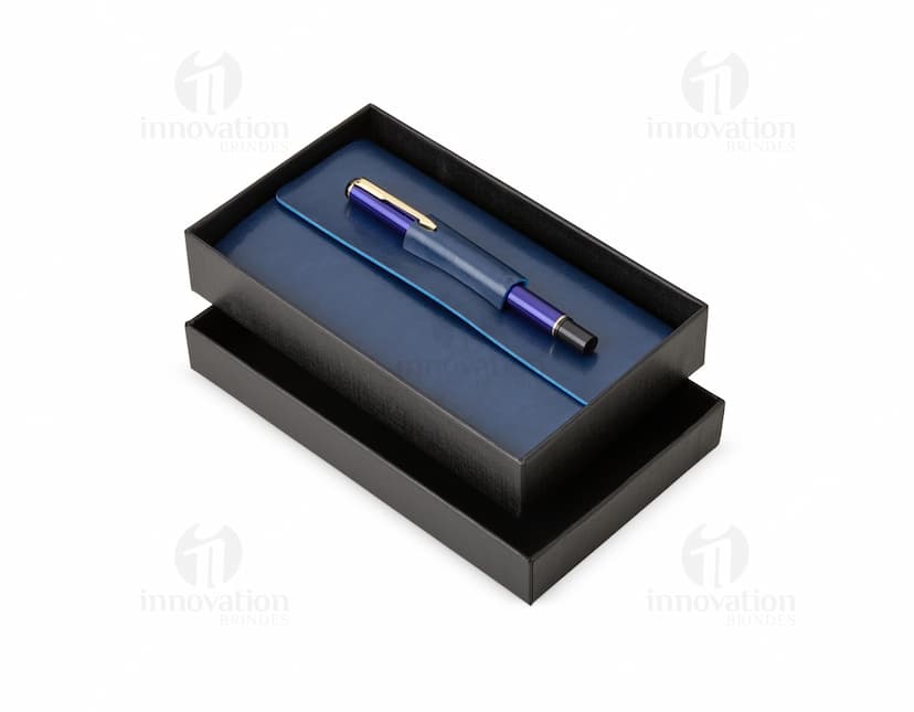 Kit para anotações com caneta, bloco de notas, papel em branco e diversos materiais de escrita e desenho, ideal para uso em escritórios, escolas e ambientes de trabalho. Inclui caneta esferográfica, lápis, caneta-tinteiro, entre outros itens de papelaria. Perfeito para organização, estudo, finanças e planejamento.