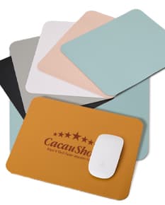 Envelope de couro sintético para mouse pad, em tons de amarelo e rosa com um clip de papel. O item é 3D e possui espaço vazio para escrita, ideal para anotações e lembretes de escritório.