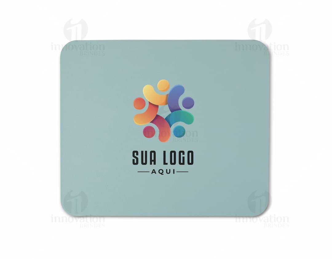Envelope de couro sintético para mouse pad, em tons de amarelo e rosa com um clip de papel. O item é 3D e possui espaço vazio para escrita, ideal para anotações e lembretes de escritório.