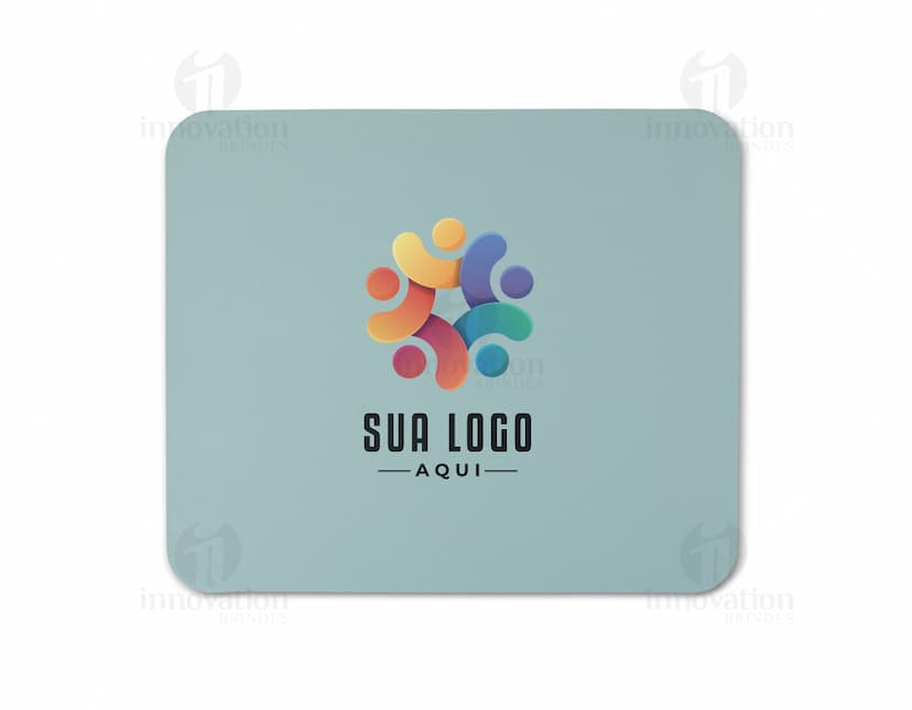 Envelope de couro sintético para mouse pad, em tons de amarelo e rosa com um clip de papel. O item é 3D e possui espaço vazio para escrita, ideal para anotações e lembretes de escritório.