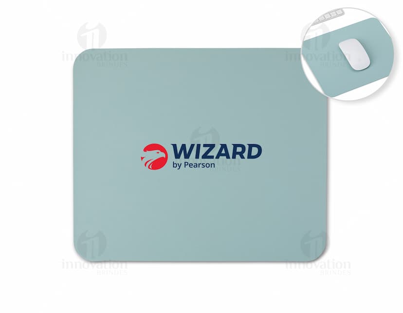 Envelope de couro sintético para mouse pad, em tons de amarelo e rosa com um clip de papel. O item é 3D e possui espaço vazio para escrita, ideal para anotações e lembretes de escritório.