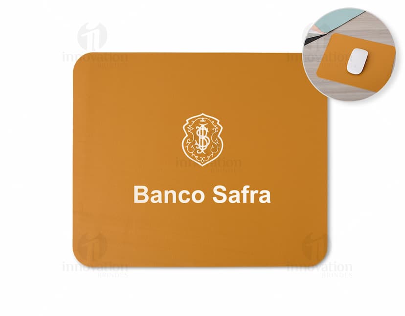 Envelope de couro sintético para mouse pad, em tons de amarelo e rosa com um clip de papel. O item é 3D e possui espaço vazio para escrita, ideal para anotações e lembretes de escritório.