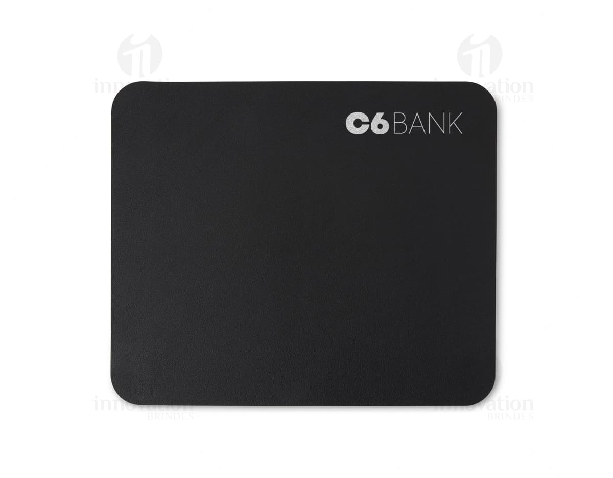 Envelope de couro sintético para mouse pad, em tons de amarelo e rosa com um clip de papel. O item é 3D e possui espaço vazio para escrita, ideal para anotações e lembretes de escritório.