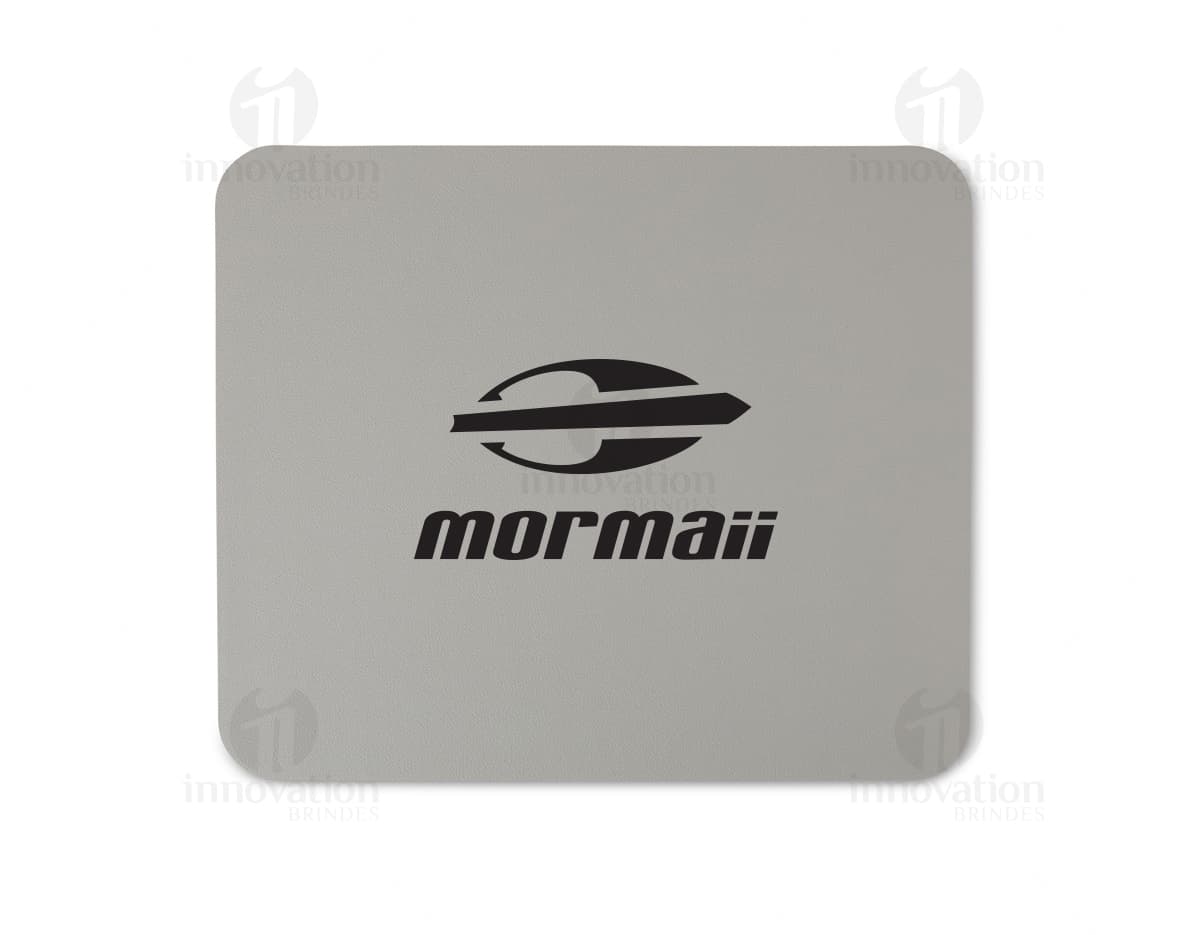 Envelope de couro sintético para mouse pad, em tons de amarelo e rosa com um clip de papel. O item é 3D e possui espaço vazio para escrita, ideal para anotações e lembretes de escritório.