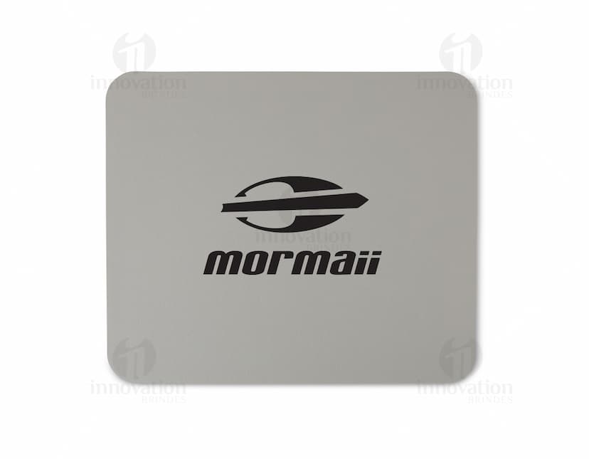 Envelope de couro sintético para mouse pad, em tons de amarelo e rosa com um clip de papel. O item é 3D e possui espaço vazio para escrita, ideal para anotações e lembretes de escritório.